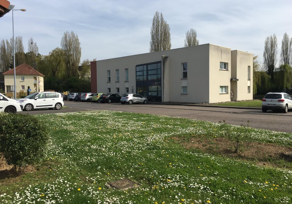 Le bâtiment et le parking